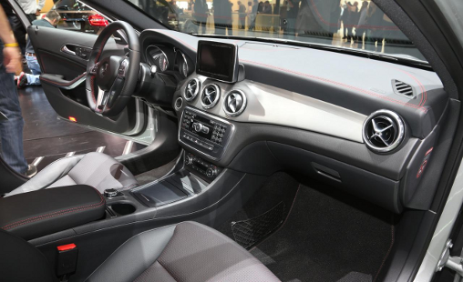 2015-Mercedes-Benz-GLA-250-4matic-interior-metallic-trim